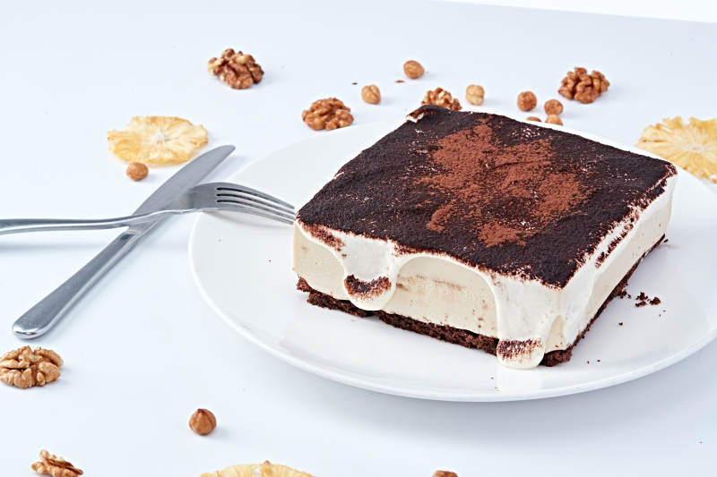 可可粉撒粉鲜奶酪黑森林蛋糕图片