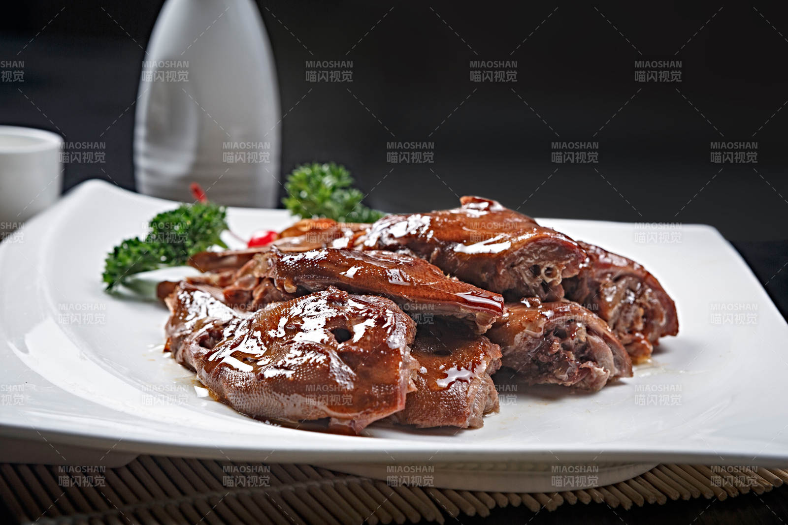 麻辣卤味鸭头图片