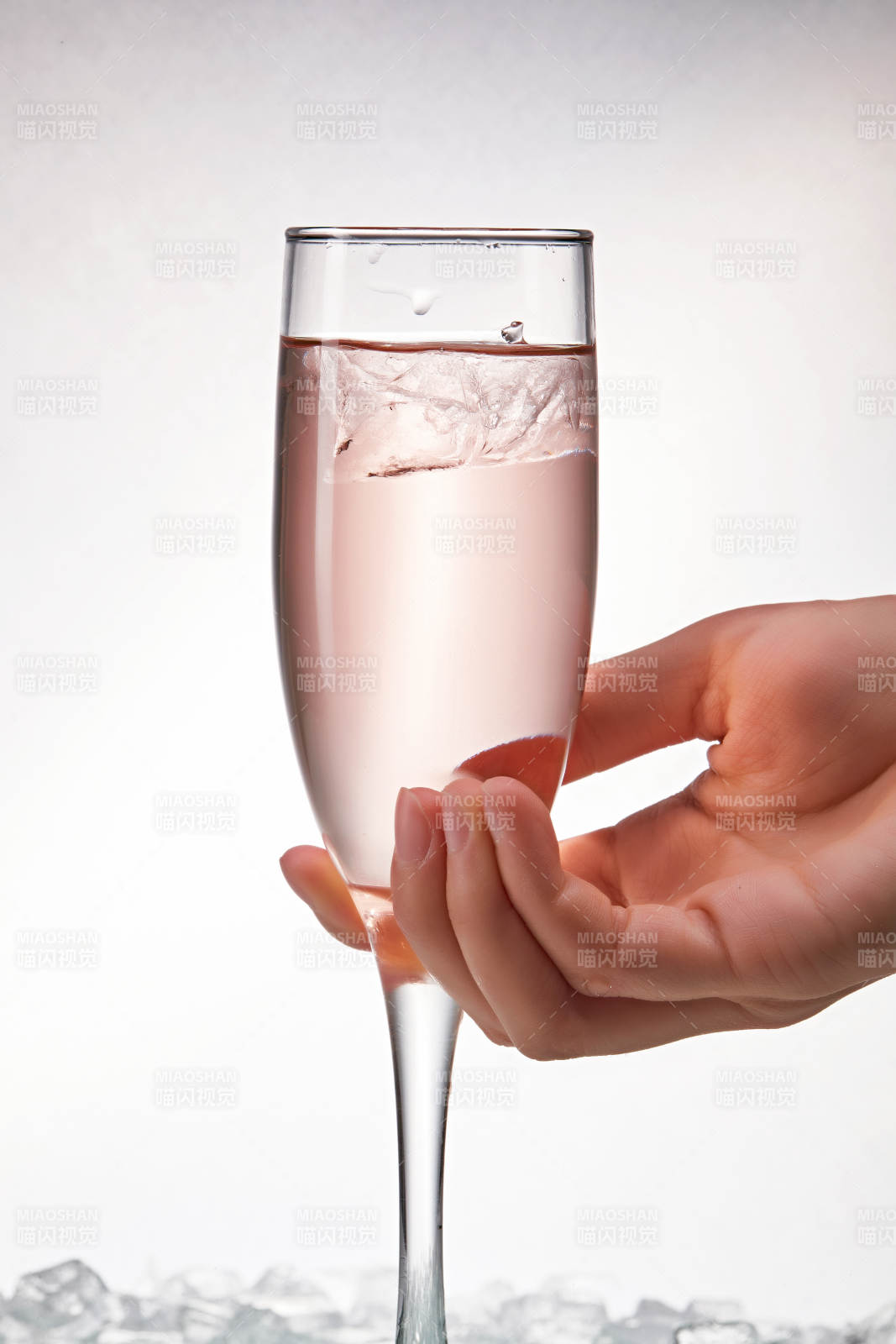 布满冰块的酒杯中的清凉桃子味预调酒图片