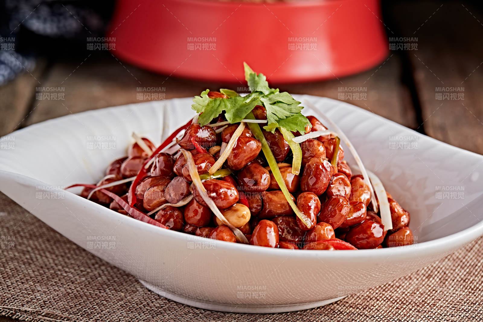 白色瓷盘装的老醋花生米图片