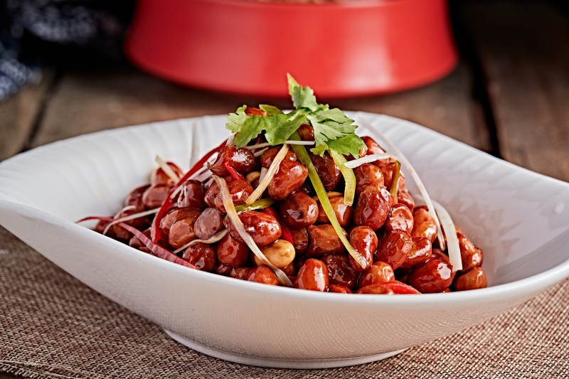 白色瓷盘装的老醋花生米图片