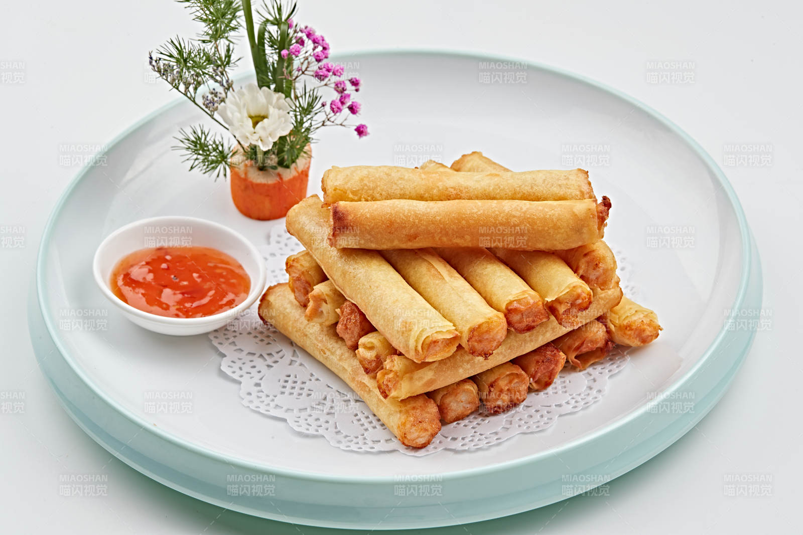 精美瓷盘装的油炸里脊肉春卷图片