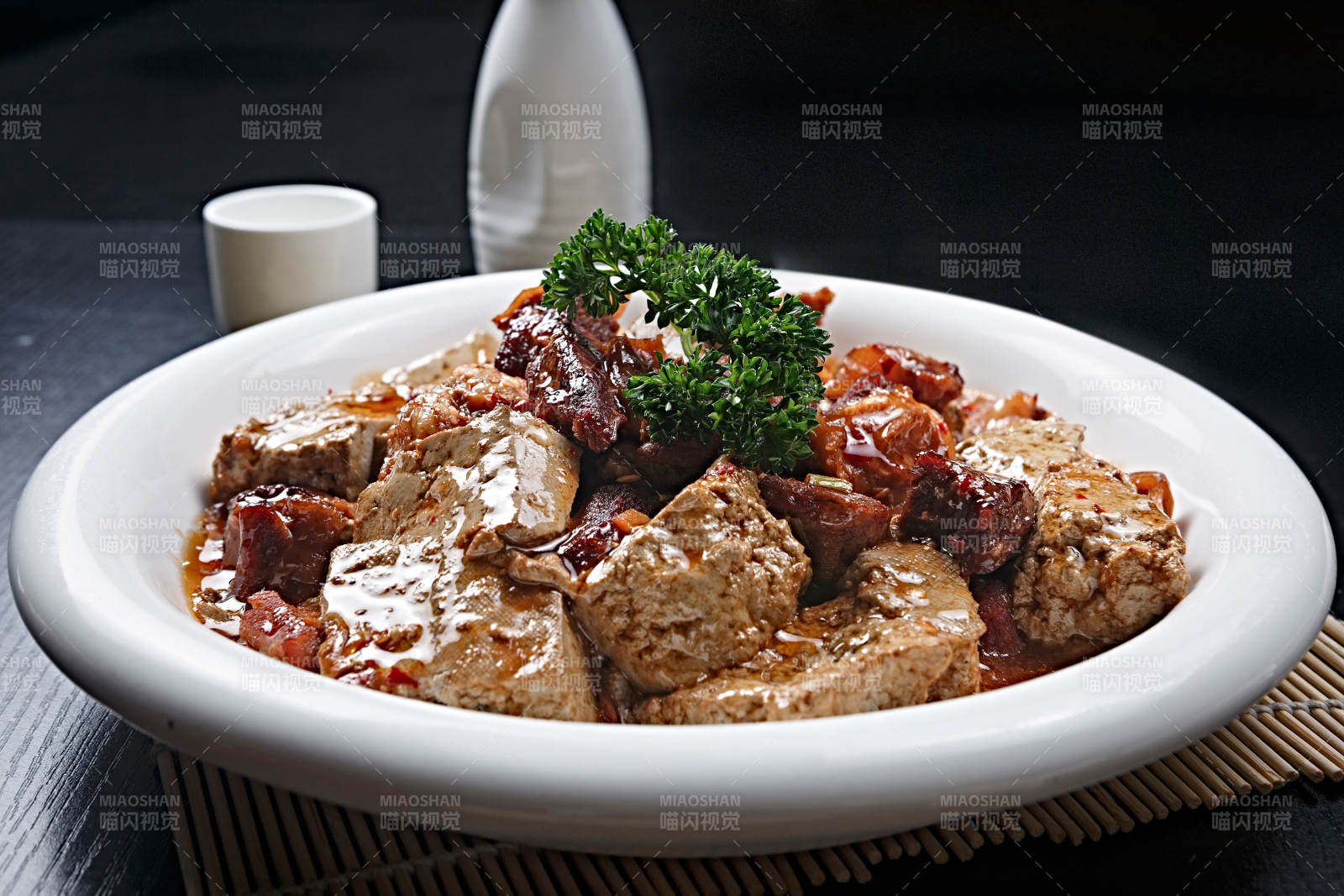 老汤牛肉烩黑豆腐图片