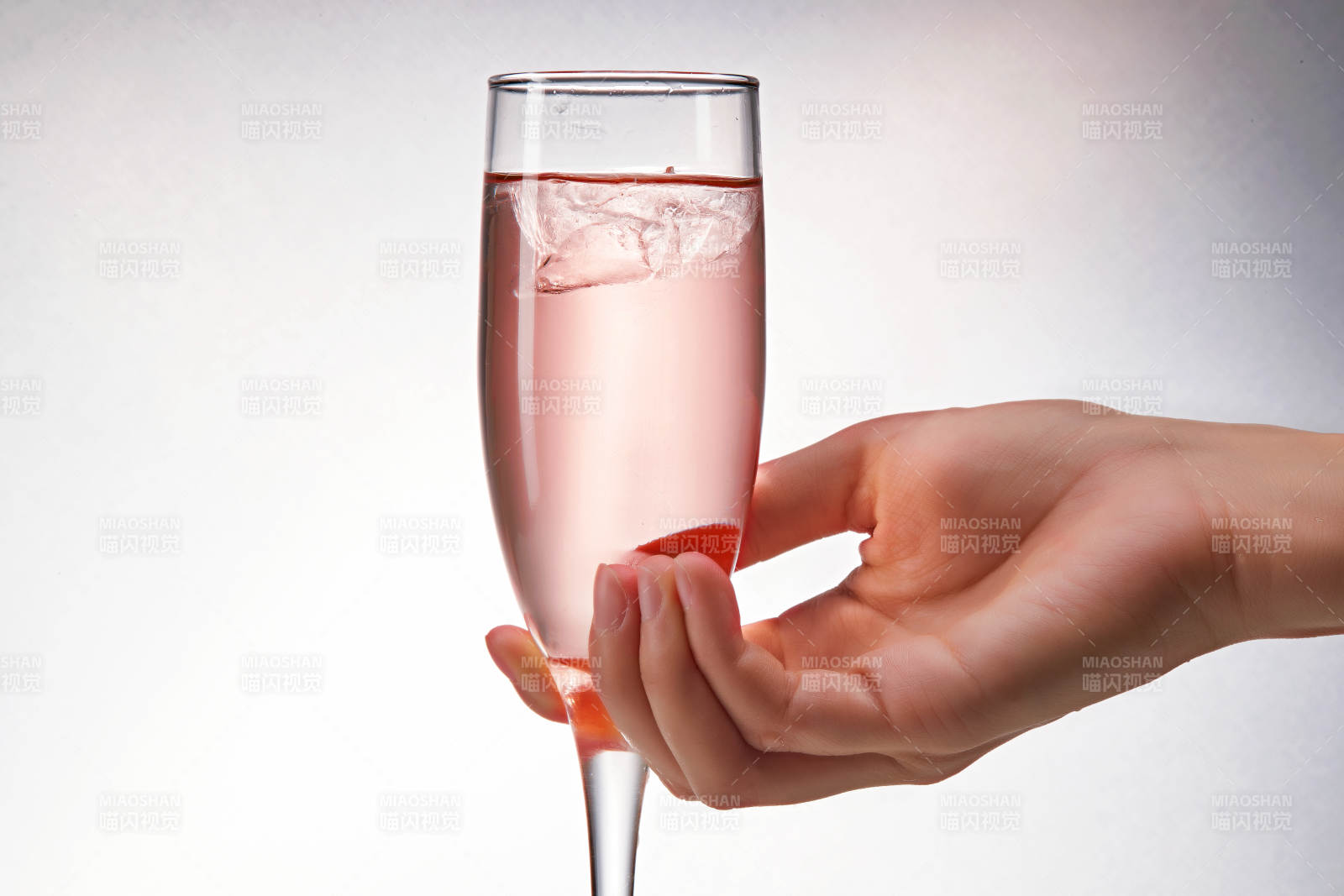 布满冰块的酒杯中的清凉桃子味预调酒图片