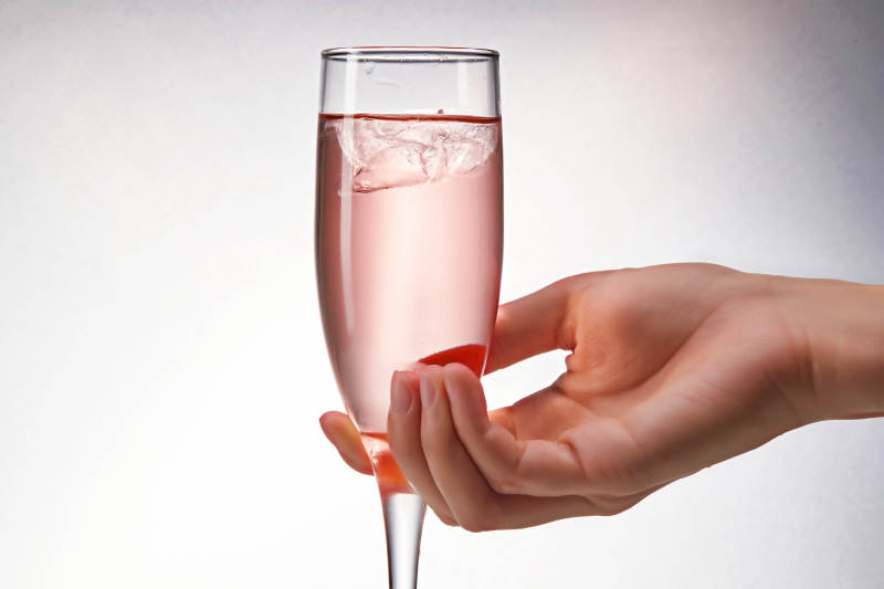 布满冰块的酒杯中的清凉桃子味预调酒图片