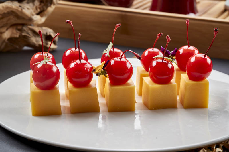 制作精美的凉菜南瓜慕斯配樱桃图片