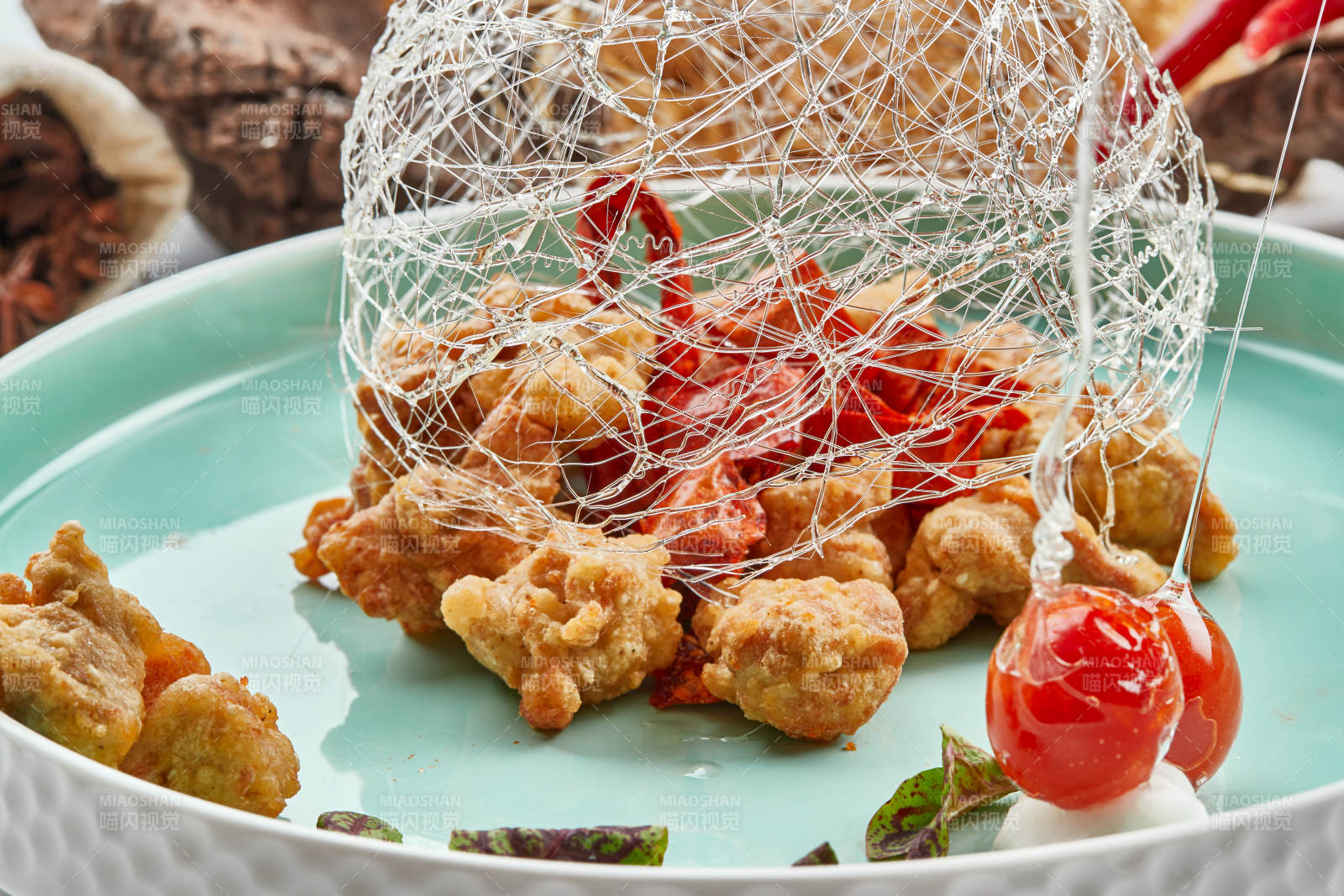 青釉瓷盘装的脆椒咸鲜炸鸡块图片