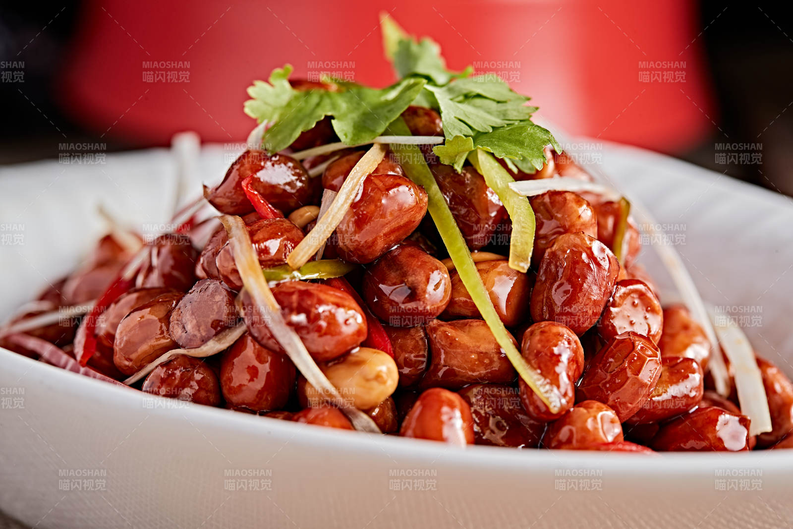 白色瓷盘装的老醋花生米图片