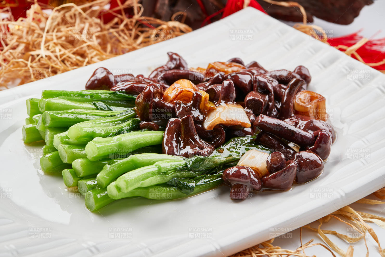 白色瓷盘装的芥蓝白灼红肉菇图片