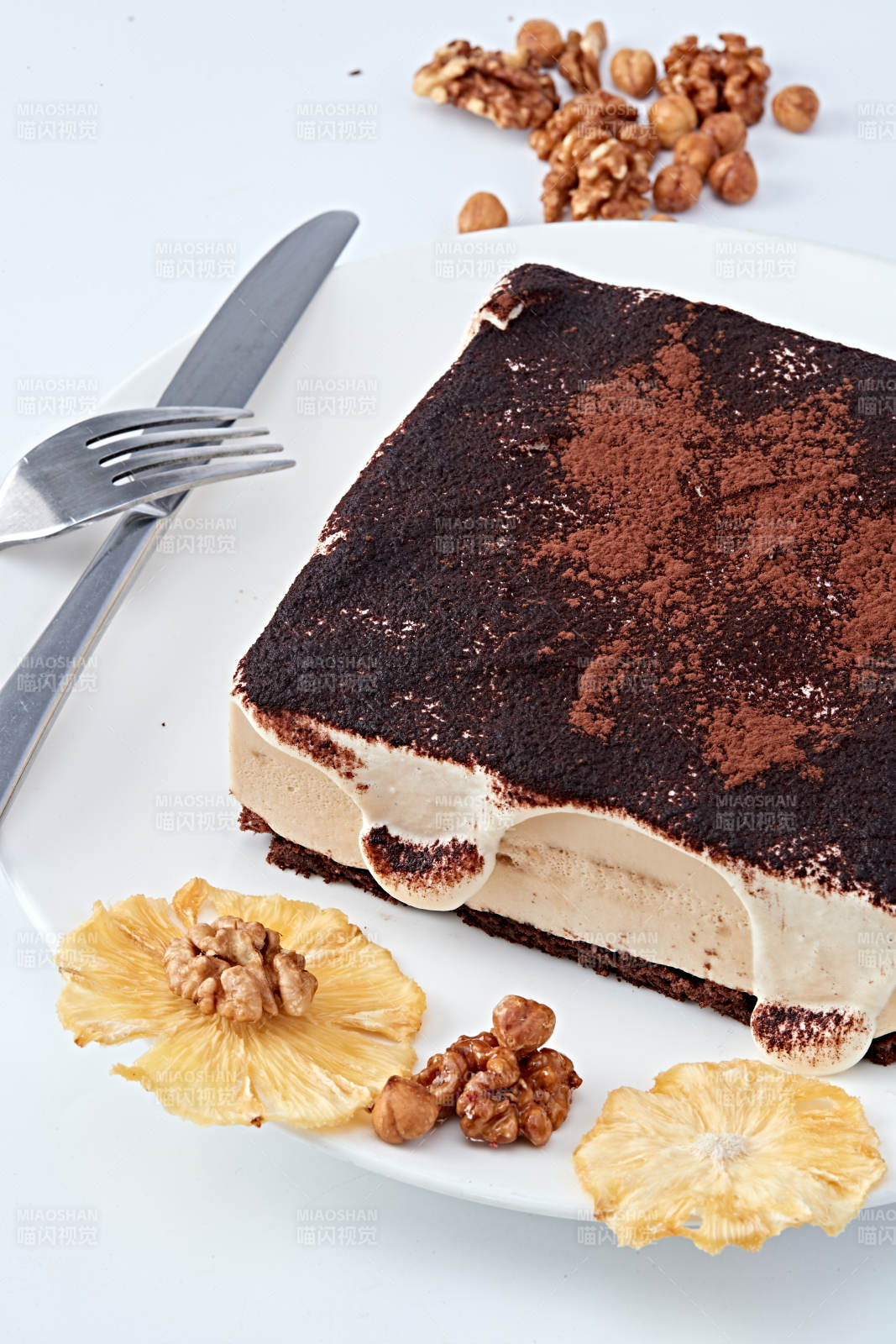 可可粉撒粉鲜奶酪黑森林蛋糕图片