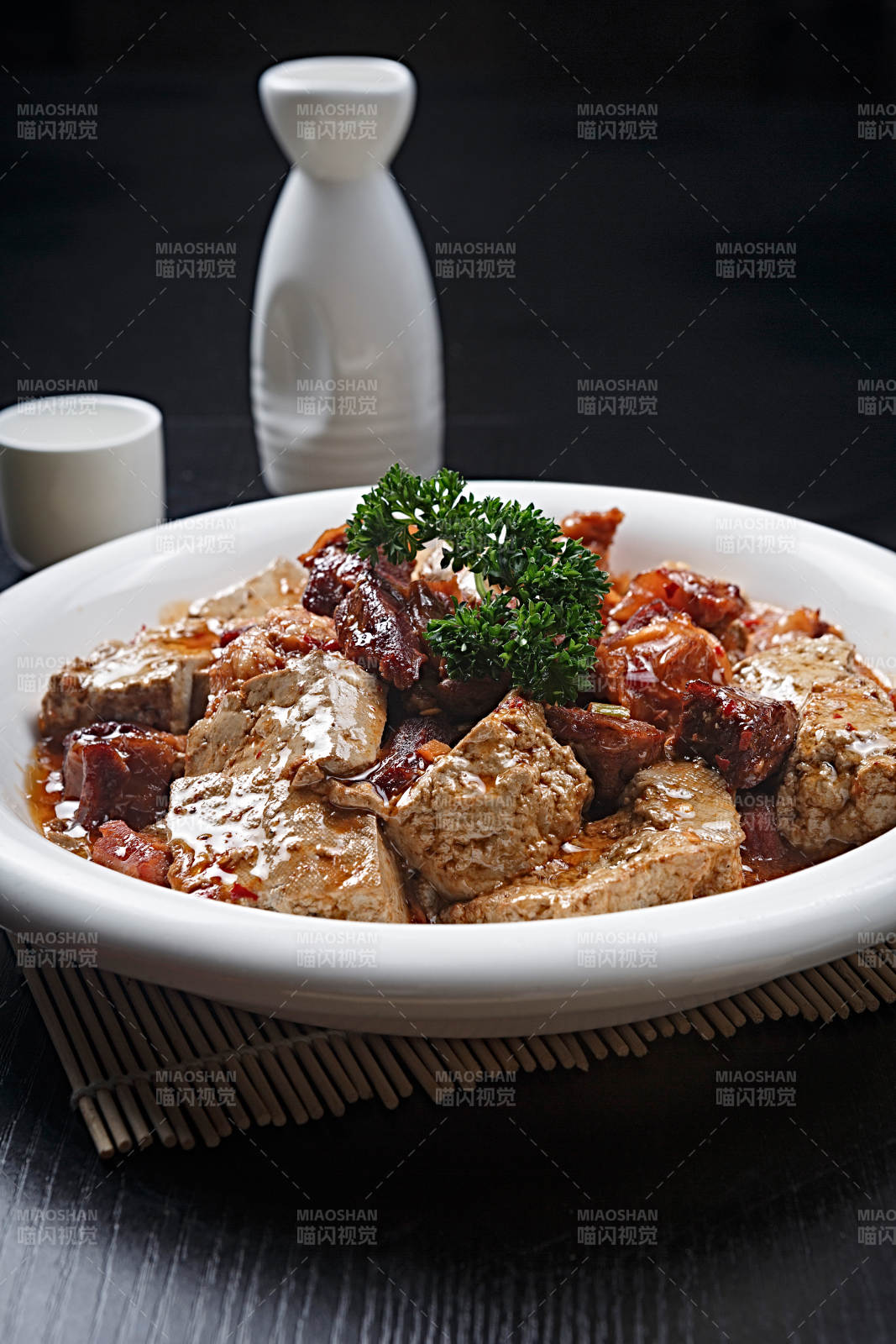 老汤牛肉烩黑豆腐图片