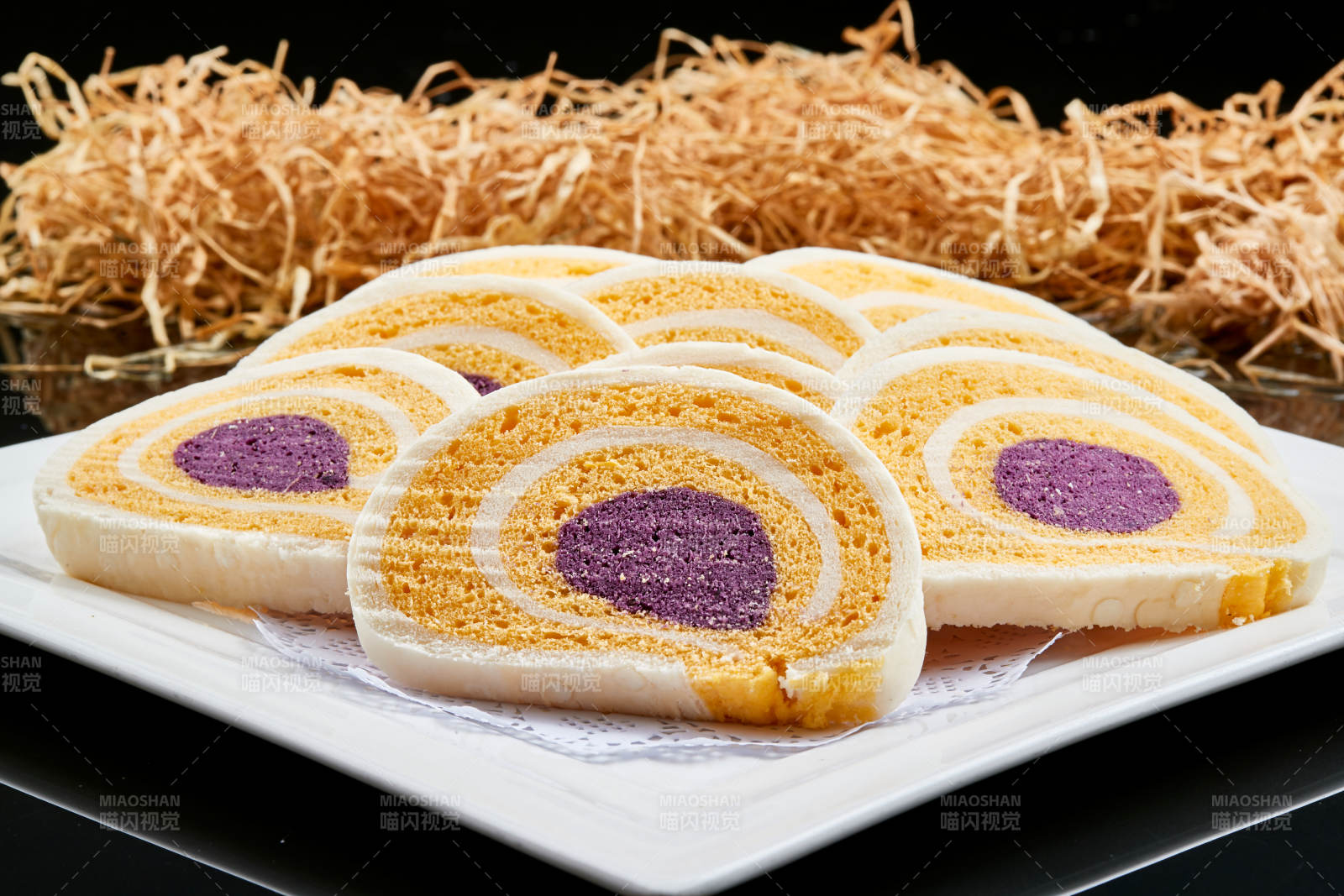 白色瓷盘装的三味三色馍片图片