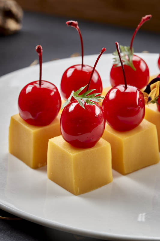 制作精美的凉菜南瓜慕斯配樱桃图片