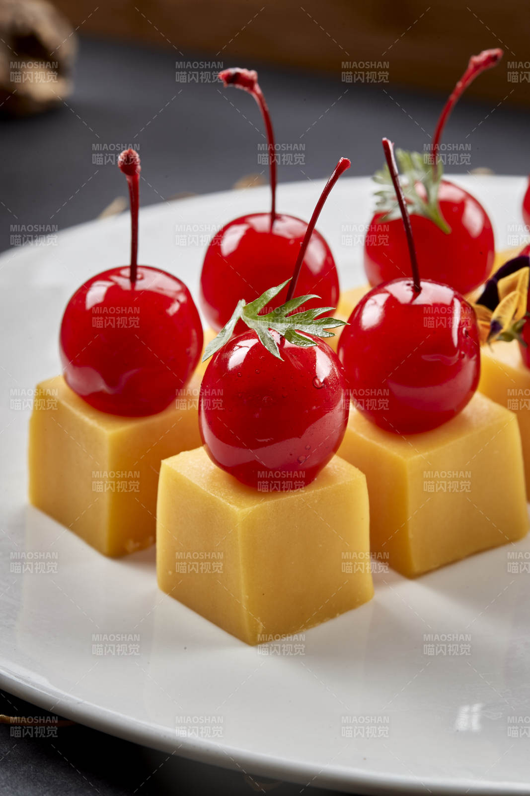 制作精美的凉菜南瓜慕斯配樱桃图片