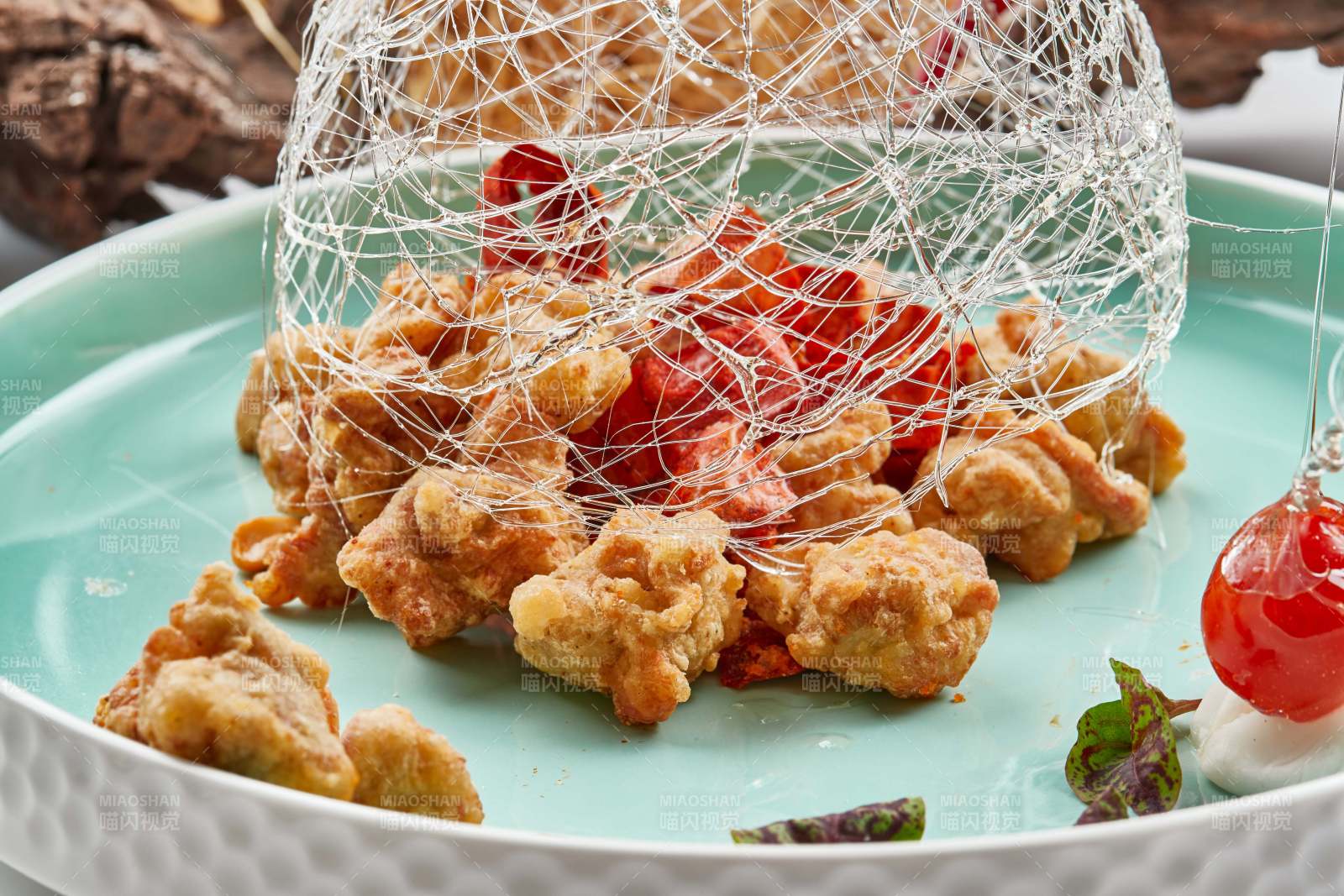 青釉瓷盘装的脆椒咸鲜炸鸡块图片