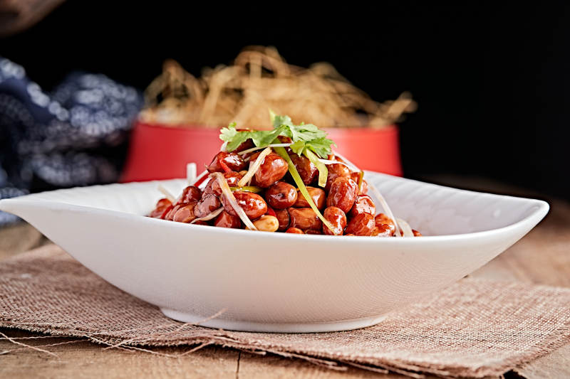 白色瓷盘装的老醋花生米图片