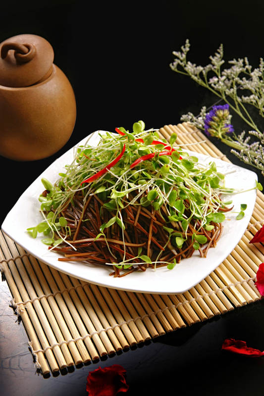 香椿苗拌熏豆腐干丝图片