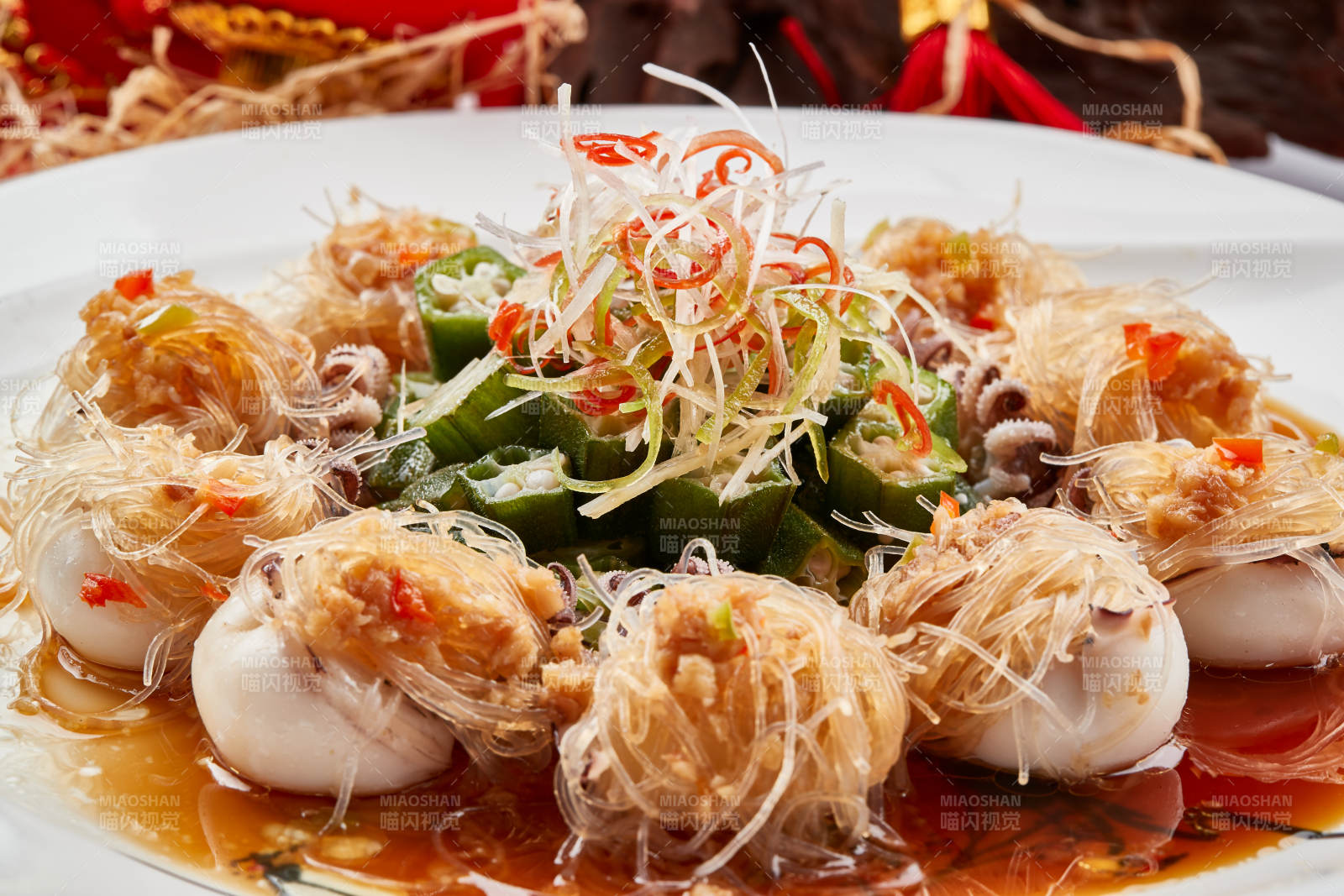 白色瓷盘装的的蒜蓉粉丝蒸籽乌图片