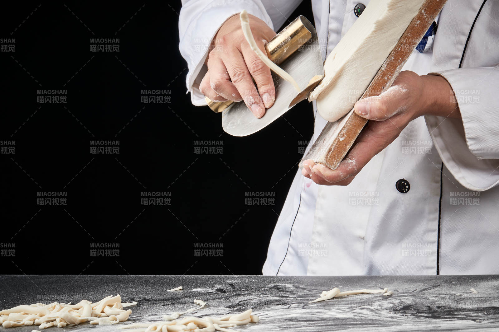 技艺精湛的山西刀削面师在展示刀削面制作图片