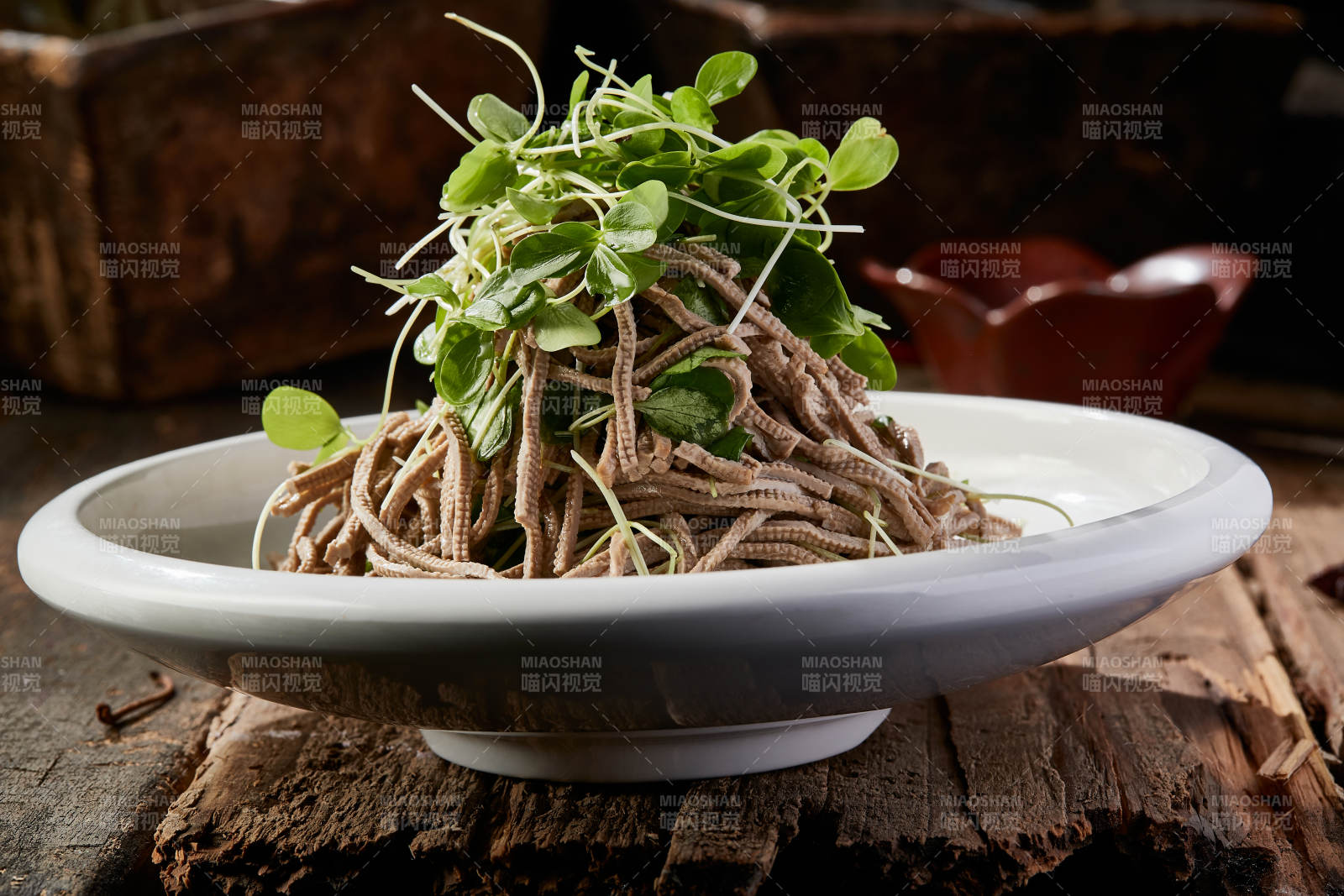 香椿苗凉拌烟熏黑豆腐丝图片