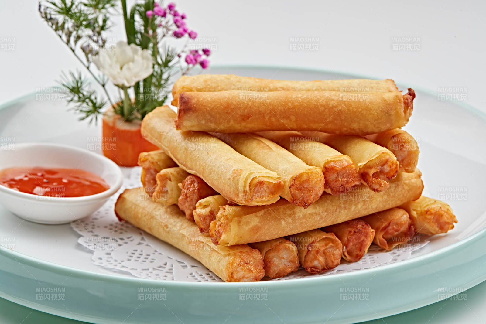 精美瓷盘装的油炸里脊肉春卷图片