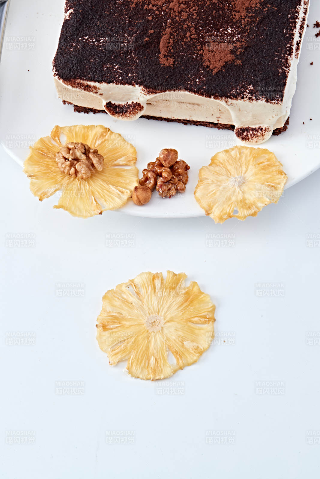 可可粉撒粉鲜奶酪黑森林蛋糕图片