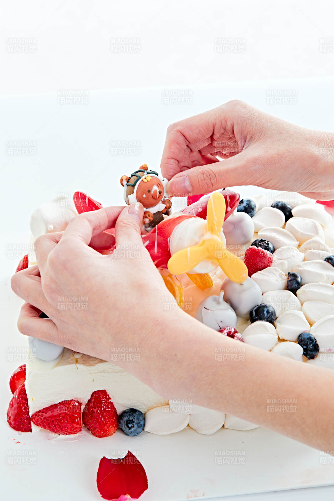 守护者乳脂鲜奶油儿童生日蛋糕图片