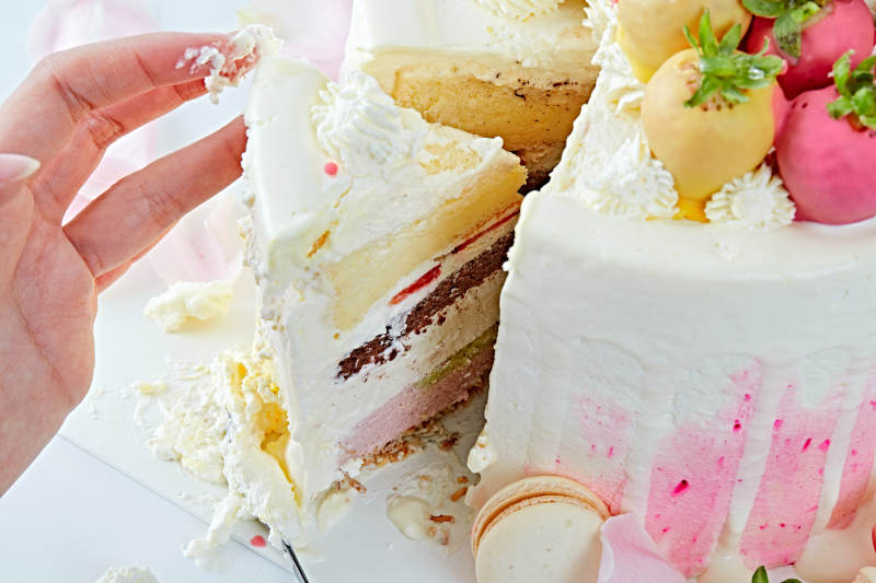 鲜草莓马卡龙法式多层奶夹心油蛋糕图片