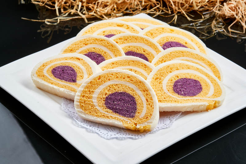 白色瓷盘装的三味三色馍片图片