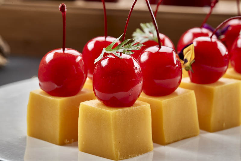 制作精美的凉菜南瓜慕斯配樱桃图片