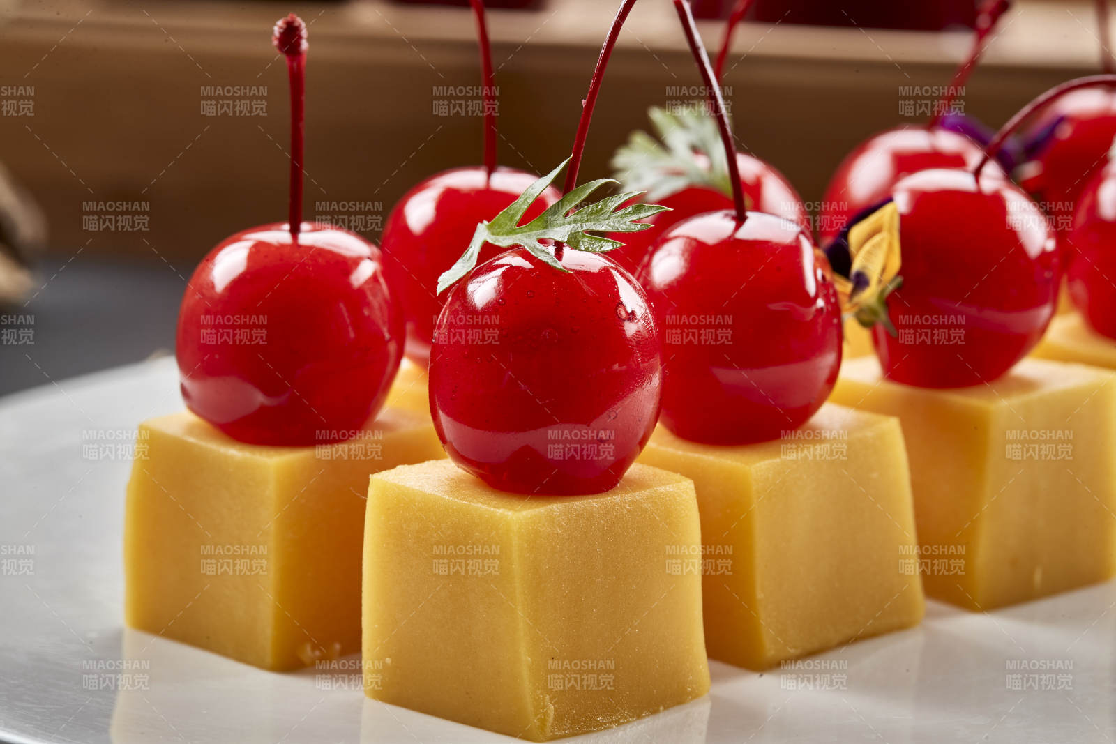 制作精美的凉菜南瓜慕斯配樱桃图片