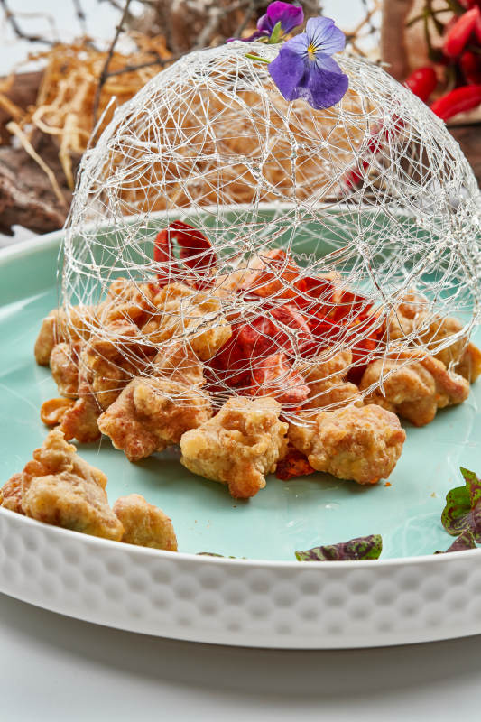 青釉瓷盘装的脆椒咸鲜炸鸡块图片