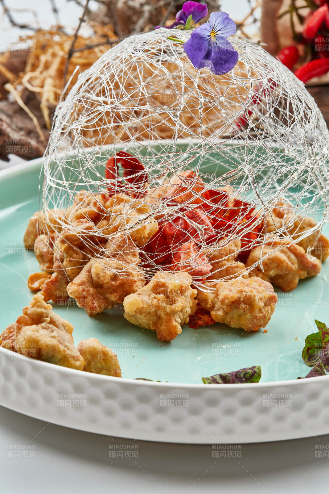 青釉瓷盘装的脆椒咸鲜炸鸡块图片