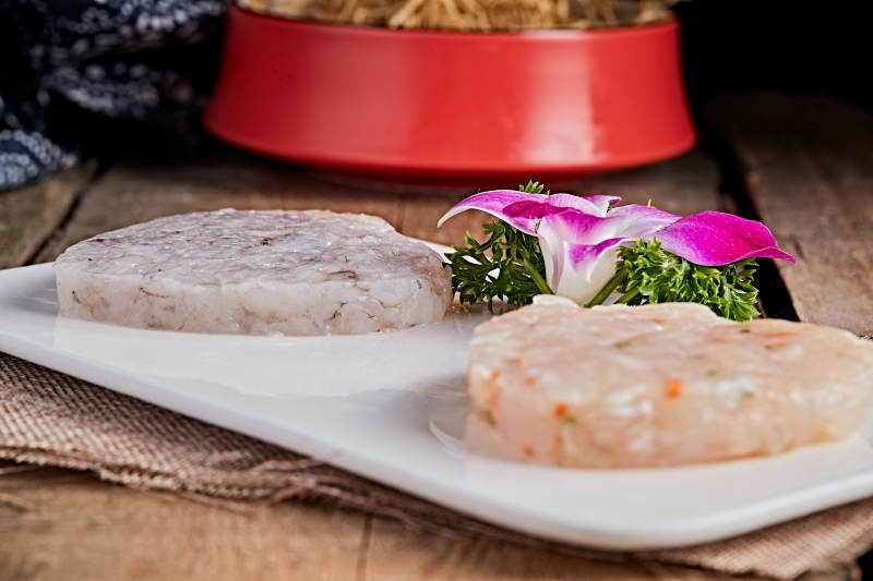 白色瓷盘装的双色鱼虾滑图片