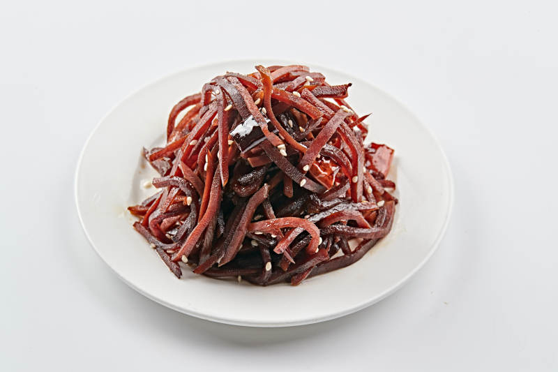 白色瓷盘装的老北京酱咸菜丝图片