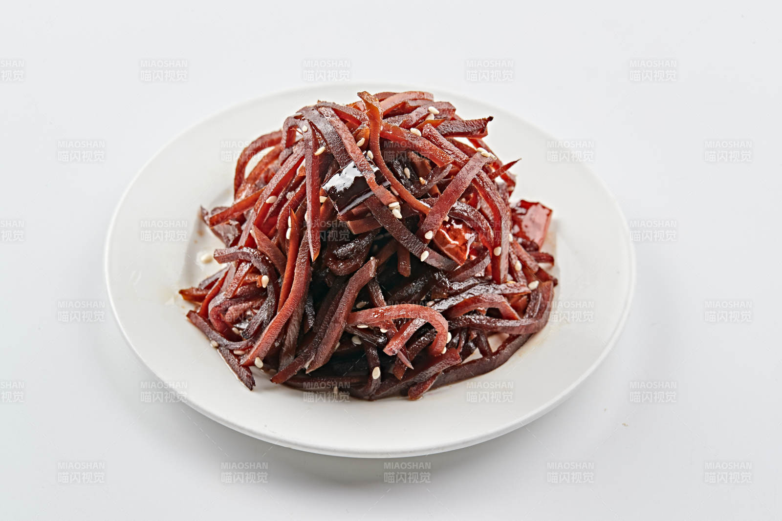 白色瓷盘装的老北京酱咸菜丝图片