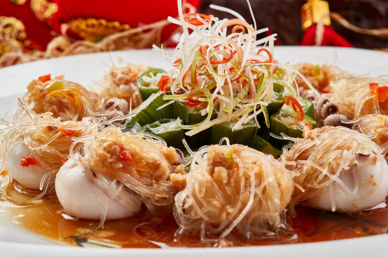 白色瓷盘装的的蒜蓉粉丝蒸籽乌图片