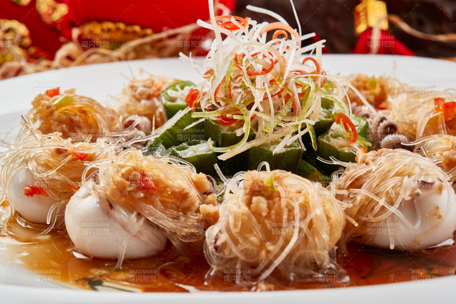 白色瓷盘装的的蒜蓉粉丝蒸籽乌图片