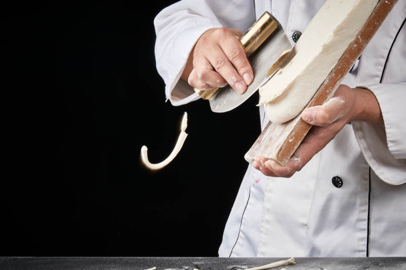 技艺精湛的山西刀削面师在展示刀削面制作图片