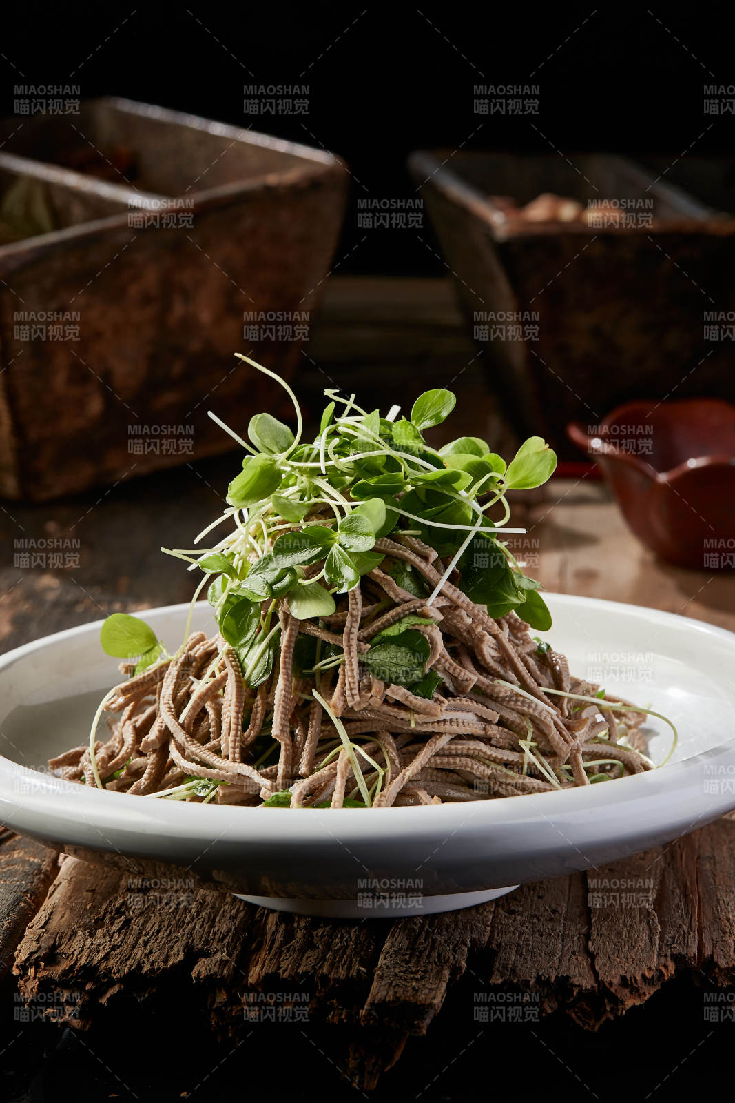 香椿苗凉拌烟熏黑豆腐丝图片