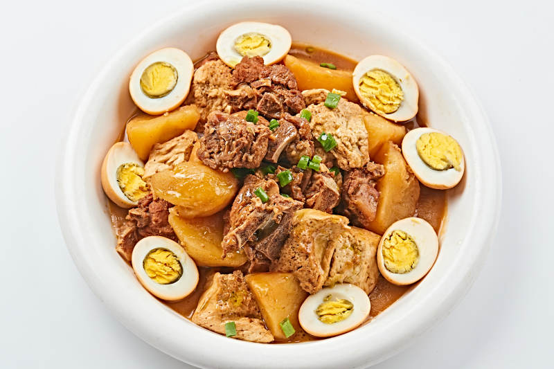 白色瓷盘装的农家土豆烧猪脊骨图片