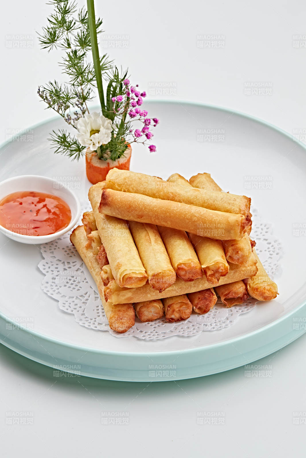 精美瓷盘装的油炸里脊肉春卷图片