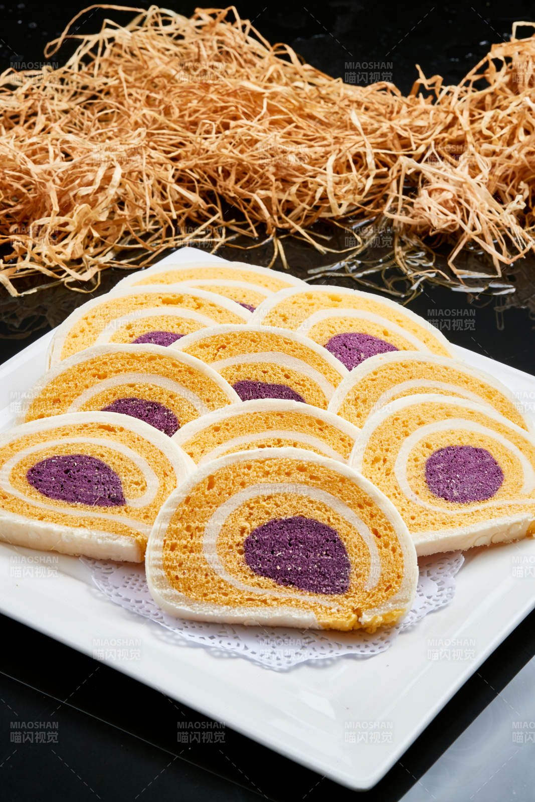 白色瓷盘装的三味三色馍片图片