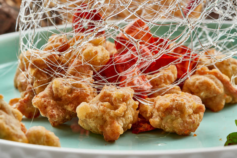 青釉瓷盘装的脆椒咸鲜炸鸡块图片