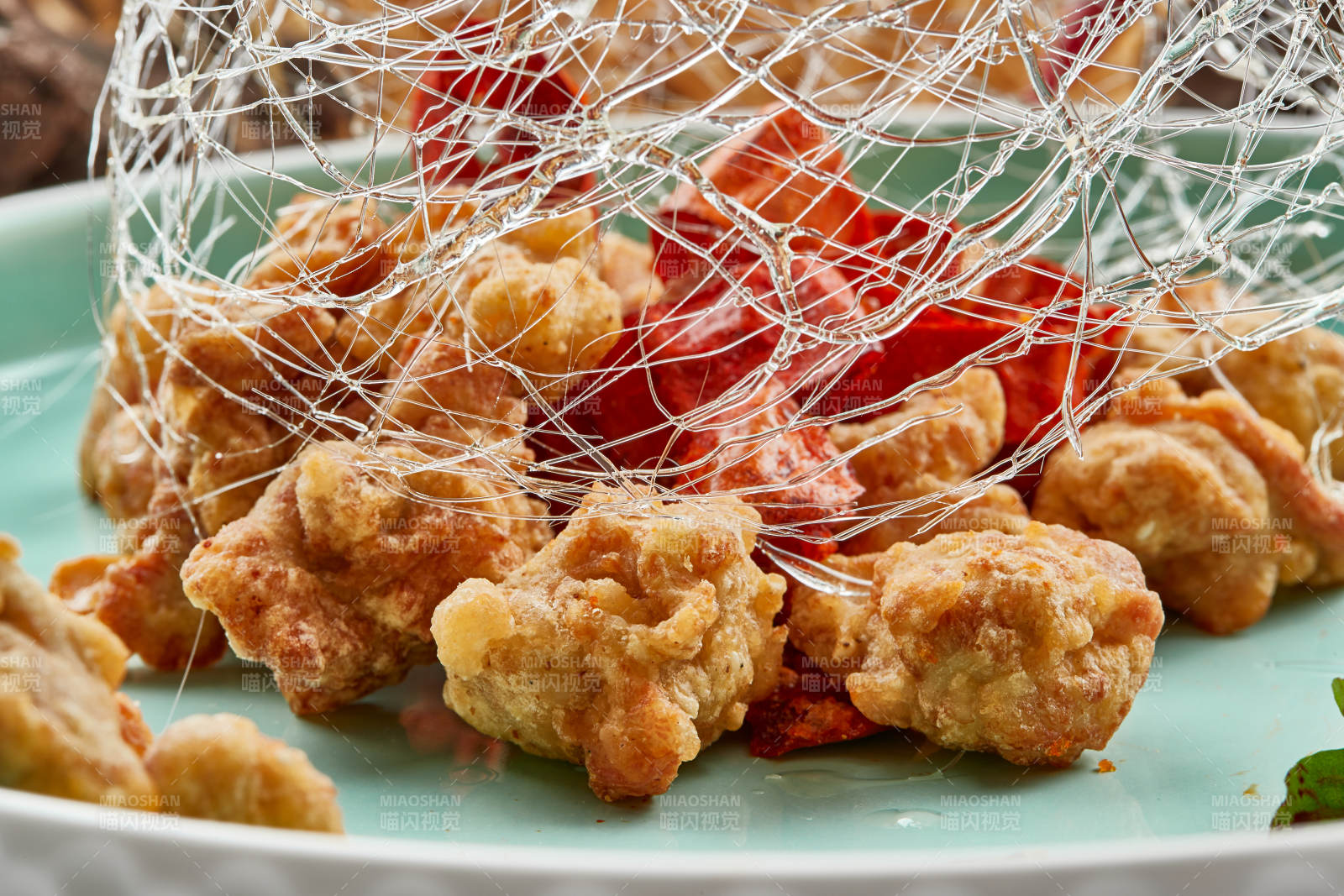 青釉瓷盘装的脆椒咸鲜炸鸡块图片