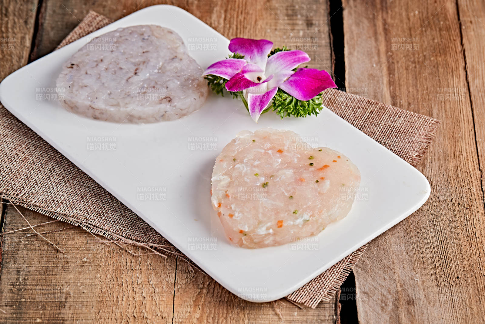 白色瓷盘装的双色鱼虾滑图片