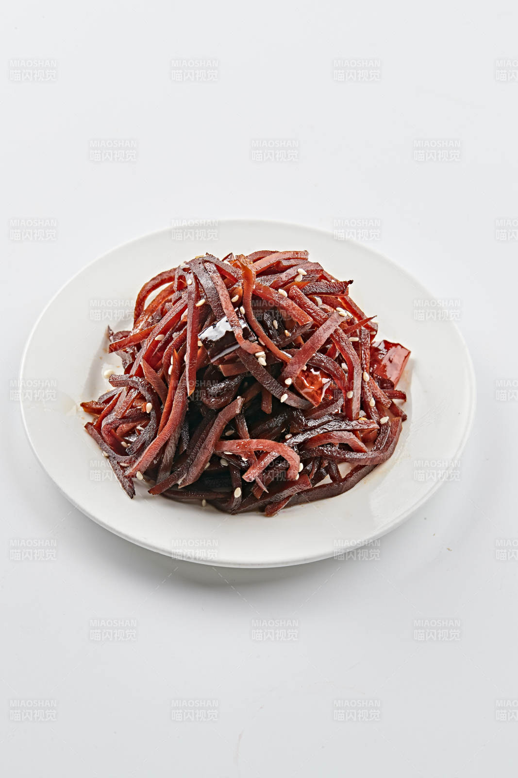 白色瓷盘装的老北京酱咸菜丝图片