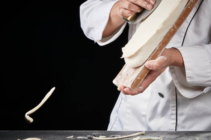 技艺精湛的山西刀削面师在展示刀削面制作图片