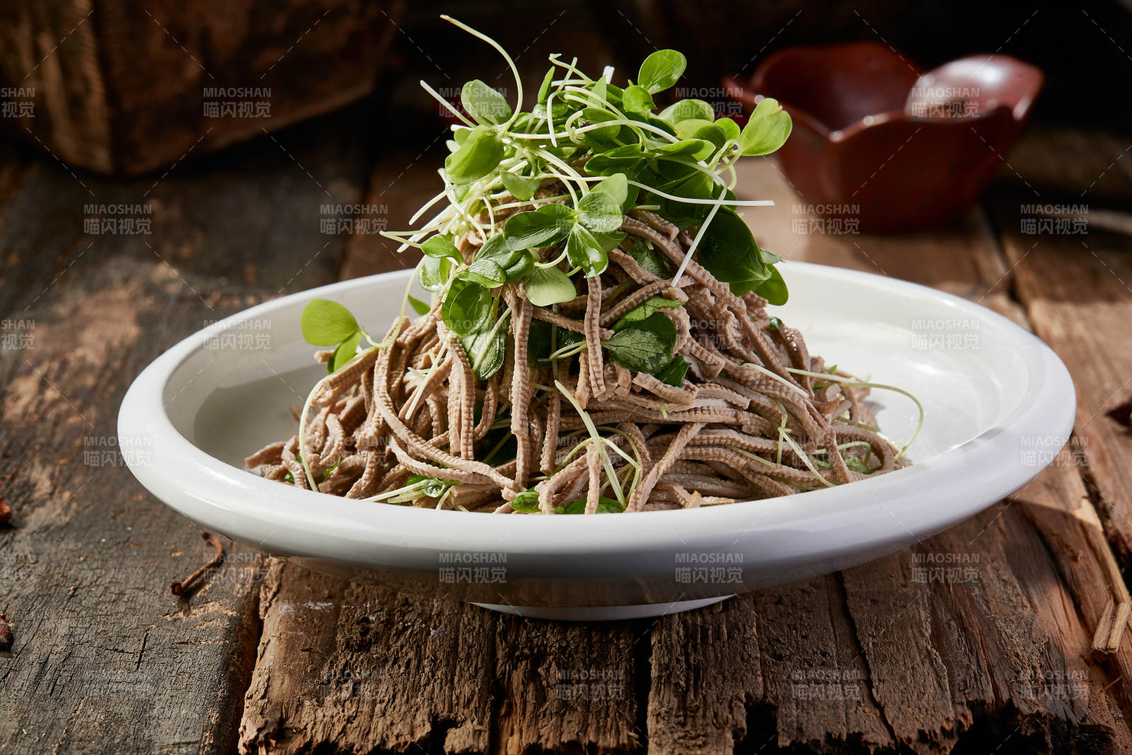 香椿苗凉拌烟熏黑豆腐丝图片