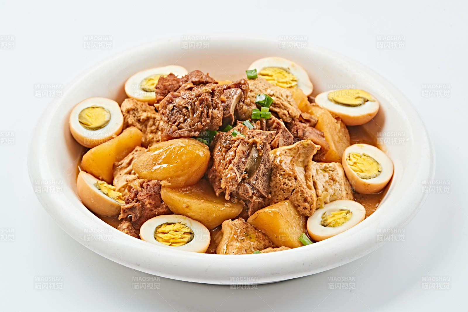 白色瓷盘装的农家土豆烧猪脊骨图片